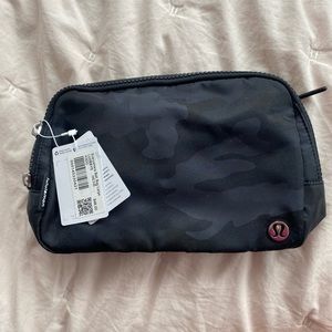 NWT Lululemon everywhere belt bag large 2L heritage 365 deep coal multi